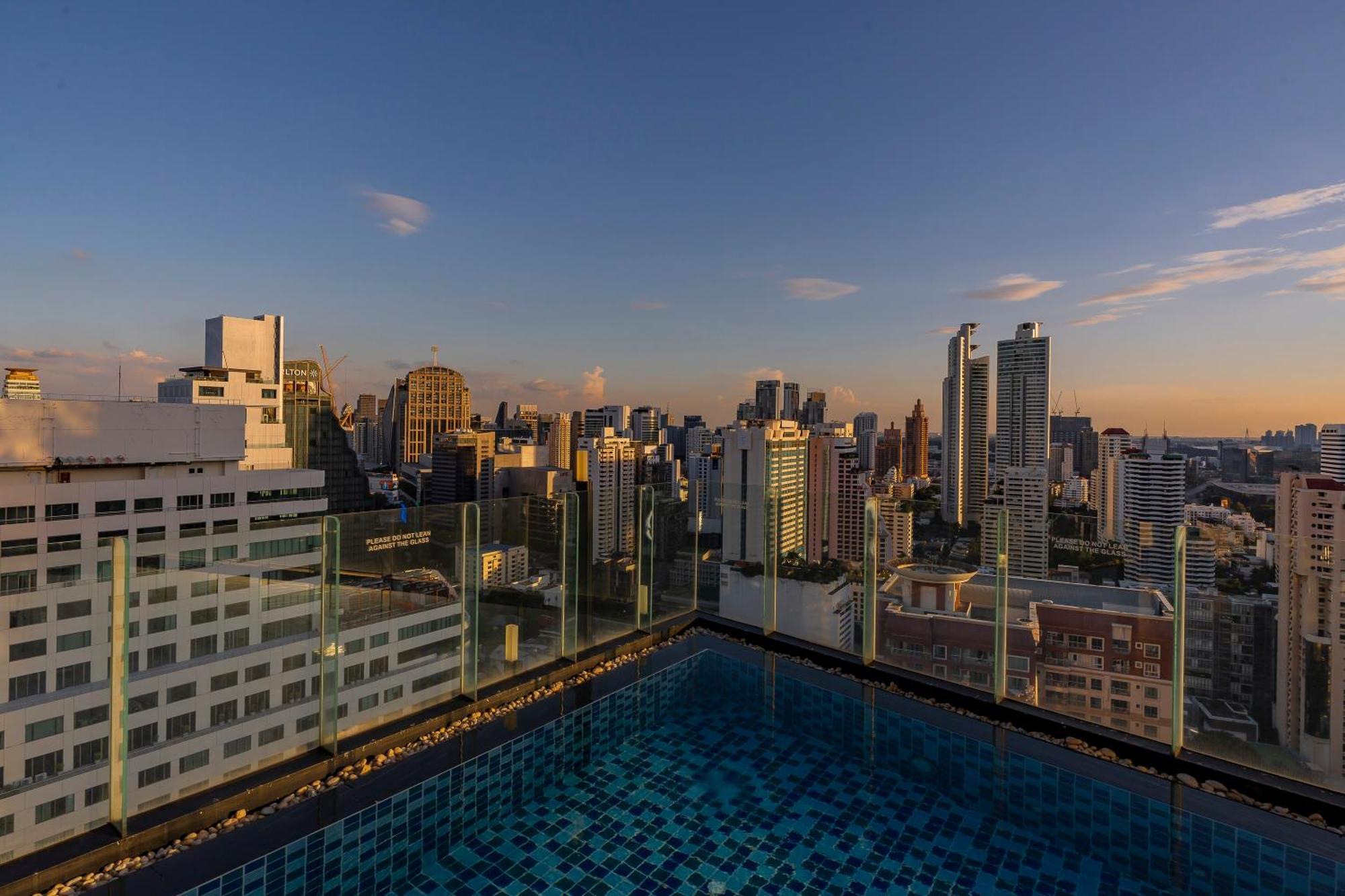 The Continent Hotel Sukhumvit - Asok Bts Bangkok By Compass Hospitality מראה חיצוני תמונה
